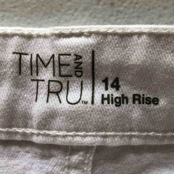 Time and Tru White Denim Shorts Size 14 High Rise Distressed Fringe Hem Summer - Picture 2 of 16